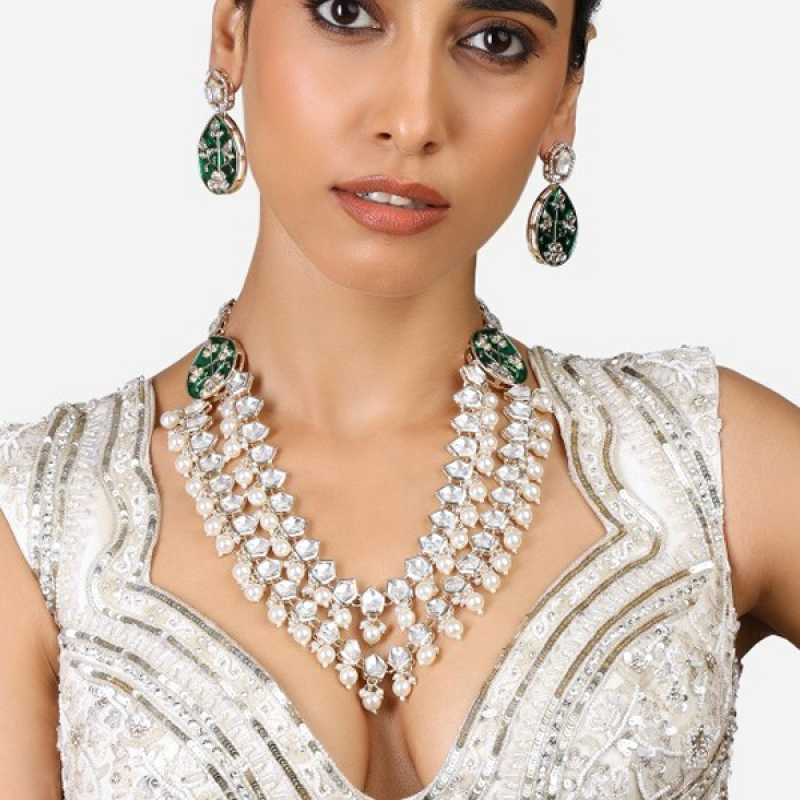 Gold Plated Kundan Studded & Pearls Beaded Jewellery Set